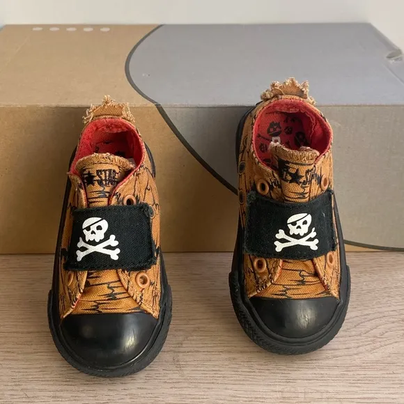 Converse Chuck Taylor Skull &amp; Crossbones Toddler Sneakers- SZ 5 C