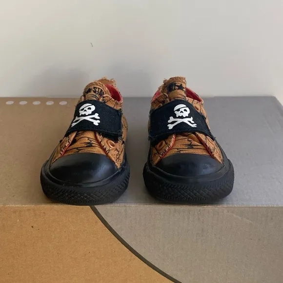 Converse Chuck Taylor Skull &amp; Crossbones Toddler Sneakers- SZ 5 C