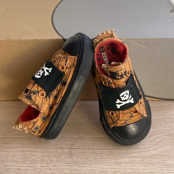 Converse Chuck Taylor Skull &amp; Crossbones Toddler Sneakers- SZ 5 C