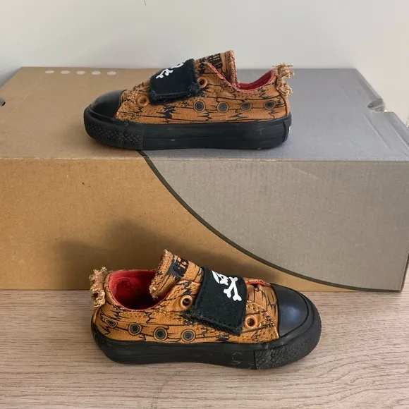 Converse Chuck Taylor Skull &amp; Crossbones Toddler Sneakers- SZ 5 C
