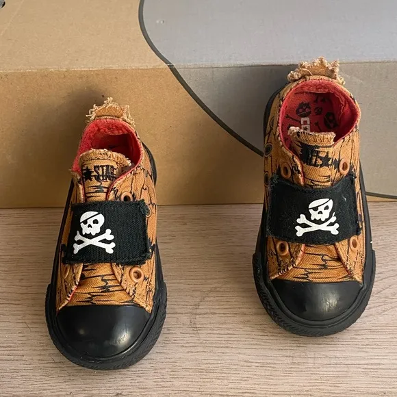 Converse Chuck Taylor Skull &amp; Crossbones Toddler Sneakers- SZ 5 C
