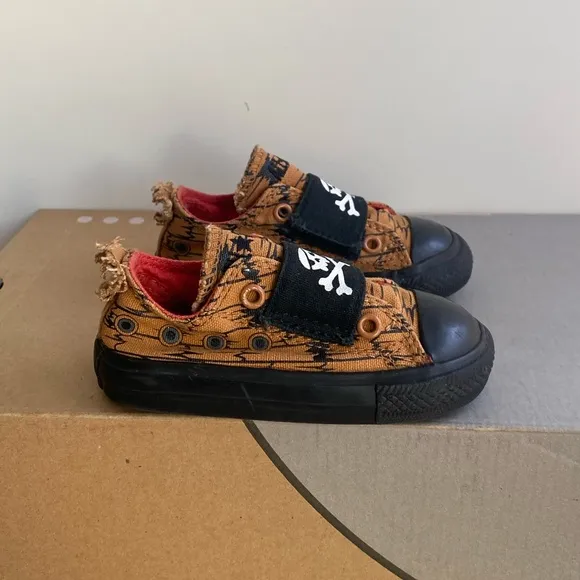 Converse Chuck Taylor Skull &amp; Crossbones Toddler Sneakers- SZ 5 C