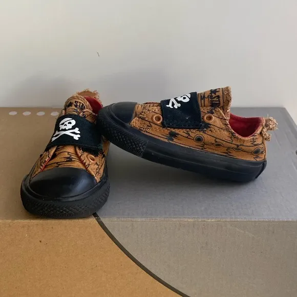 Converse Chuck Taylor Skull &amp; Crossbones Toddler Sneakers- SZ 5 C