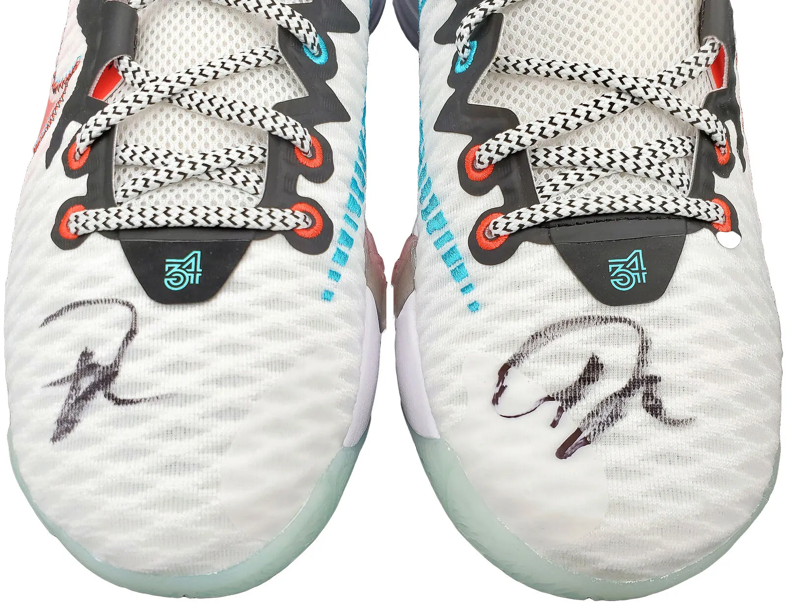 GIANNIS ANTETOKOUNMPO AUTOGRAPHED WHITE NIKE SHOES 15 PAIR BECKETT 197435